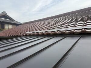カラーベスト屋根のカバー工法葺き替え工事