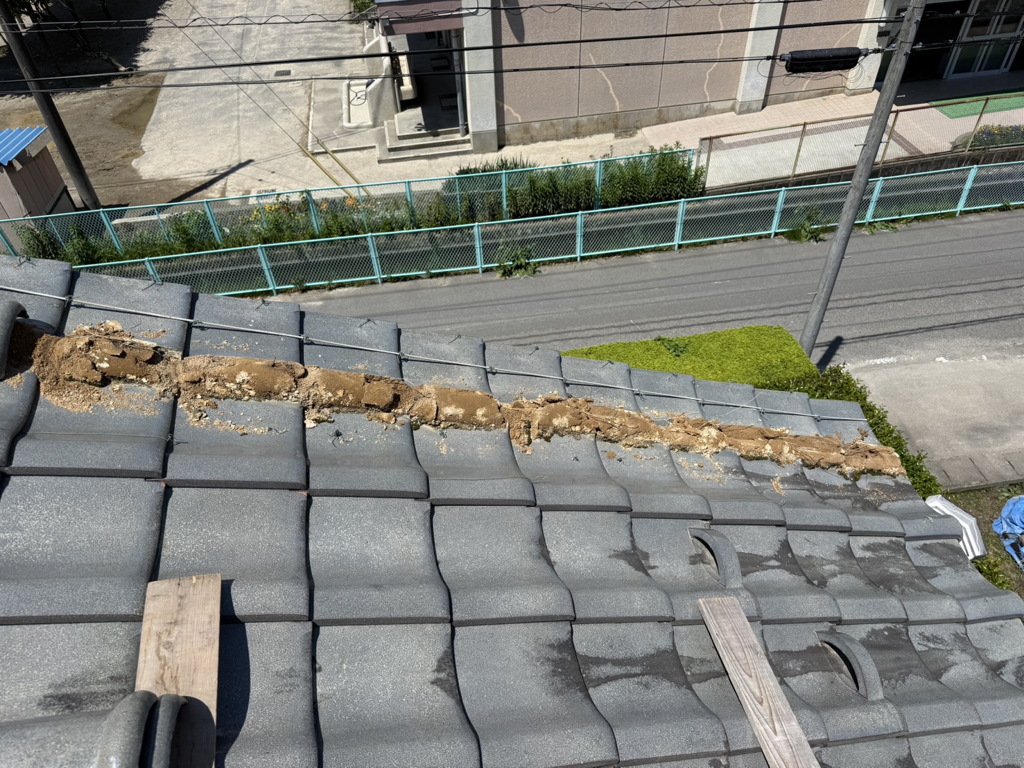 熨斗瓦まわりの漆喰削り取り作業